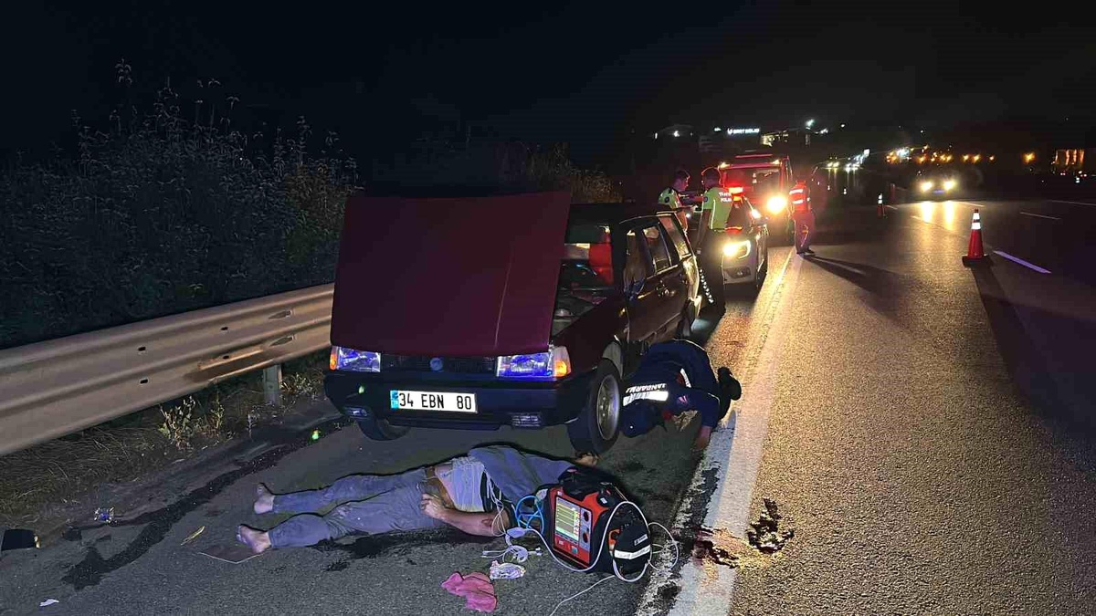 Düzce\'de Emniyet Şeridinde Arıza Yapan Otomobile Tır Çarptı: 1 Ölü, 3 Yaralı