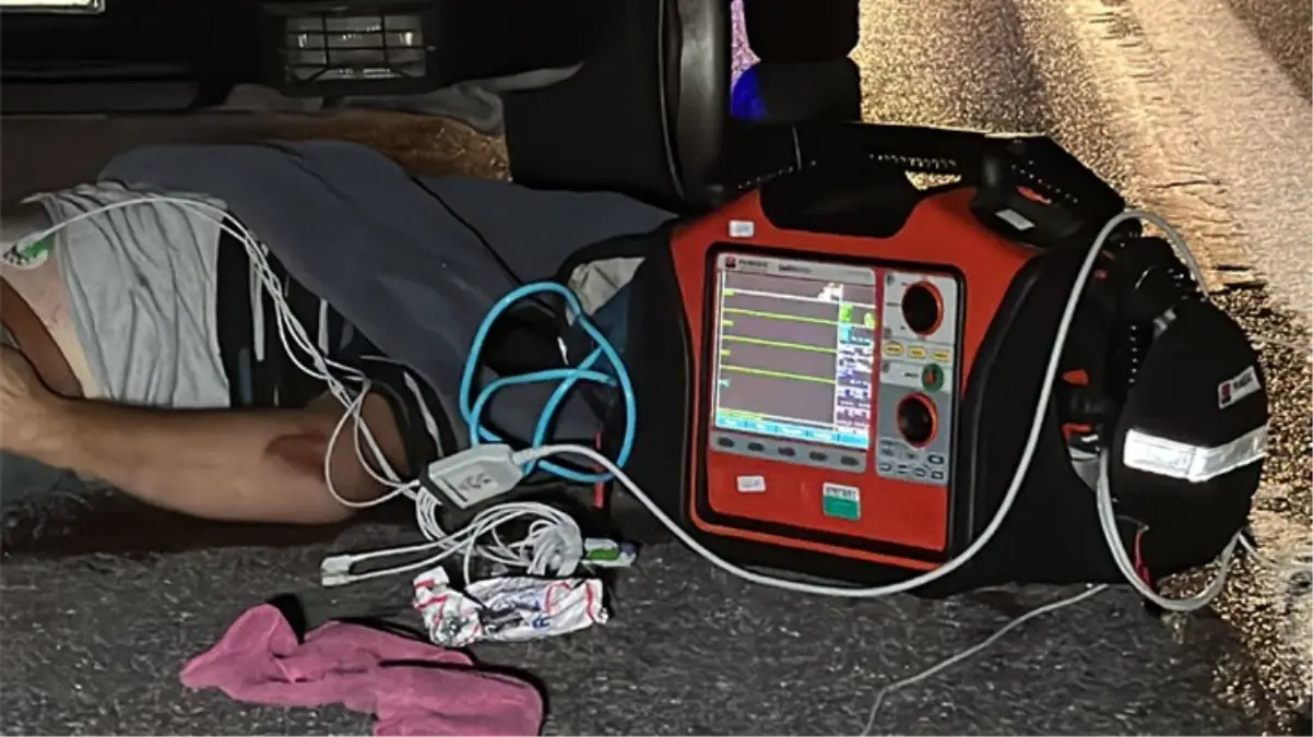 Bozulan otomobillerini tamir etmek için emniyet şeridinde duran aileye tır çarptı: 1 kişi öldü, 3 kişi ise yaralandı