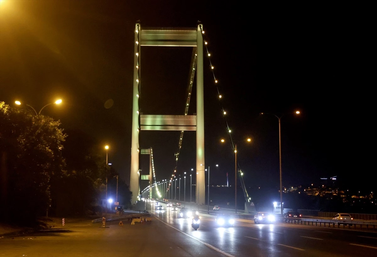 FSM ve YSS Köprüleri Hepatit Farkındalık Günü için Sarı Işıkla Aydınlatıldı