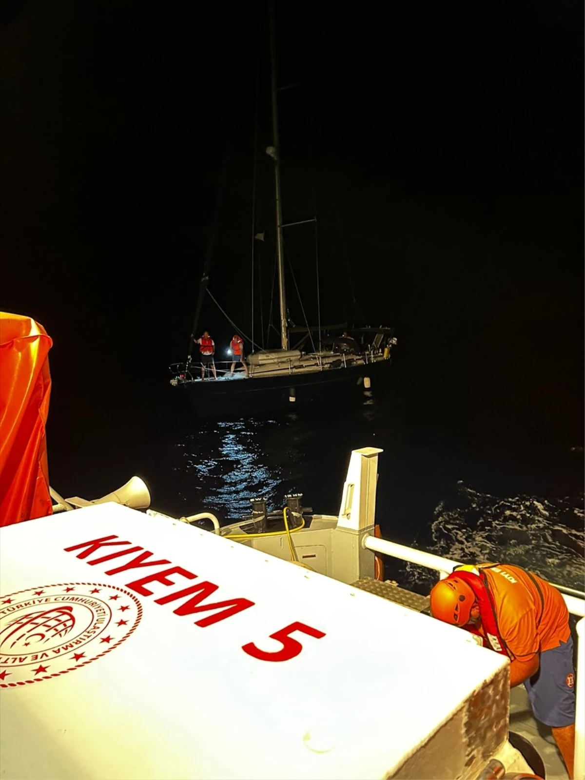 Fethiye\'de makine arızası nedeniyle sürüklenen teknedeki 3 kişi kurtarıldı