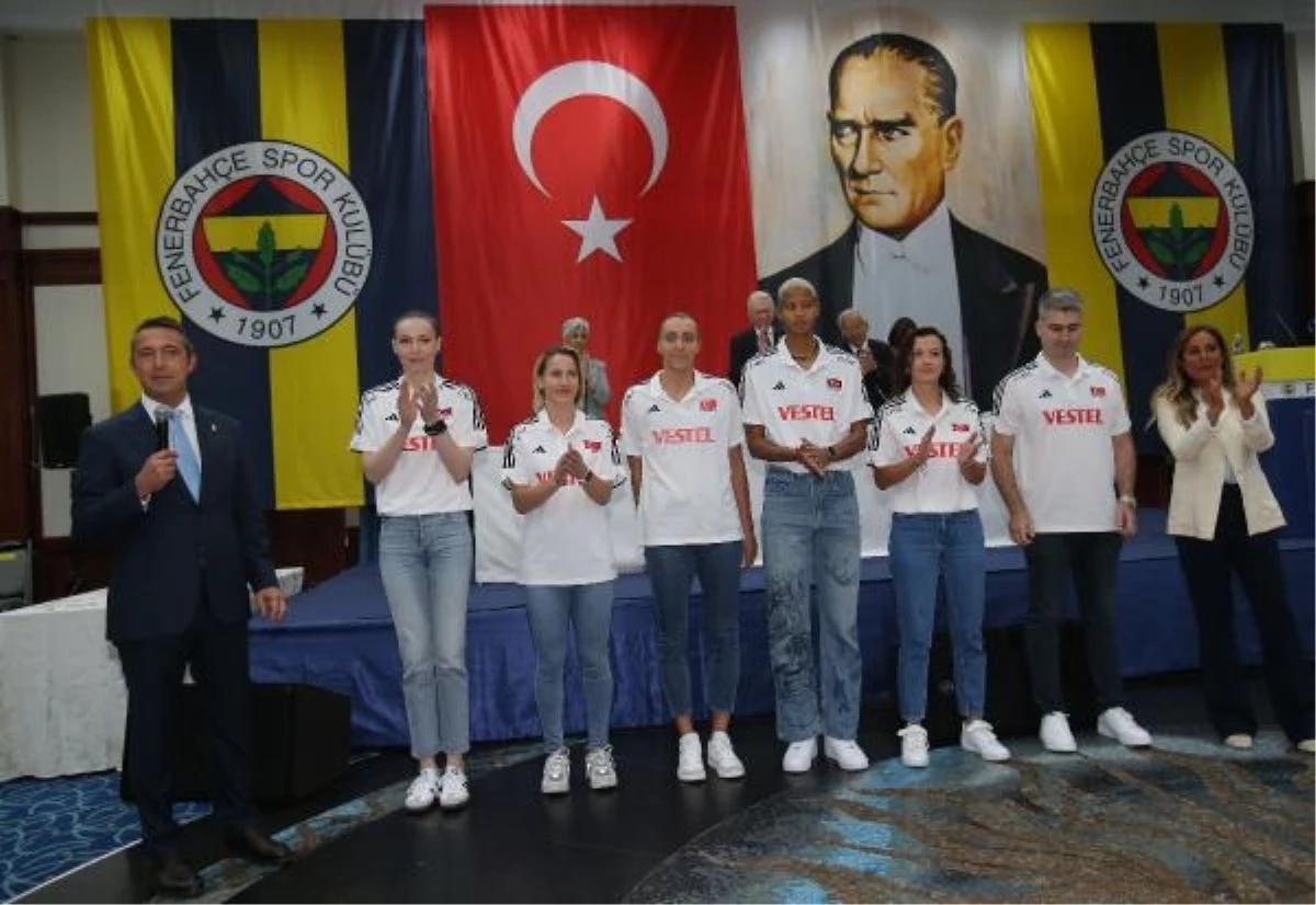 A Milli Kadın Voleybol Takımı Şampiyonluğunu Fenerbahçeli Oyuncularla Kutladı