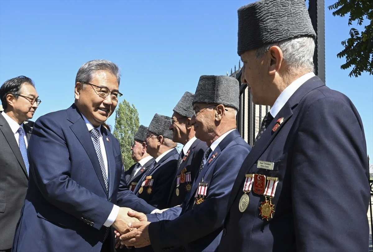 Güney Kore Dışişleri Bakanı Park Jin, Kore\'de Savaşan Türkler Anıtı\'nı ziyaret etti