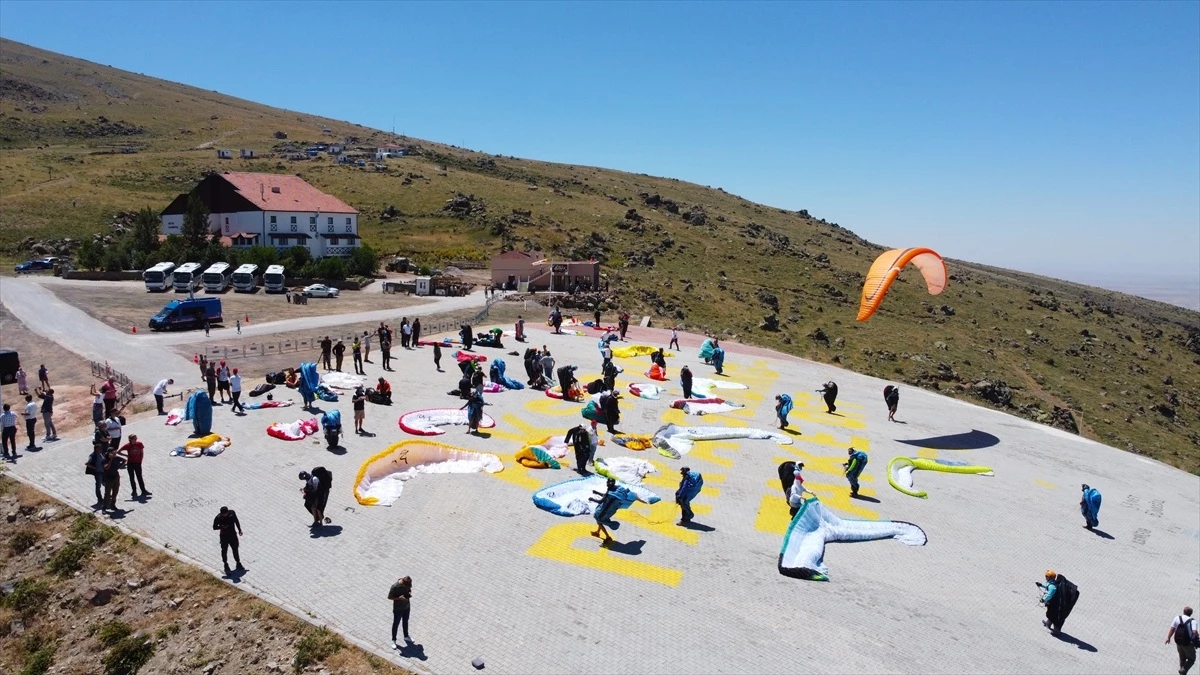Yamaç Paraşütü Dünya Kupası Hasan Dağı\'nda başladı
