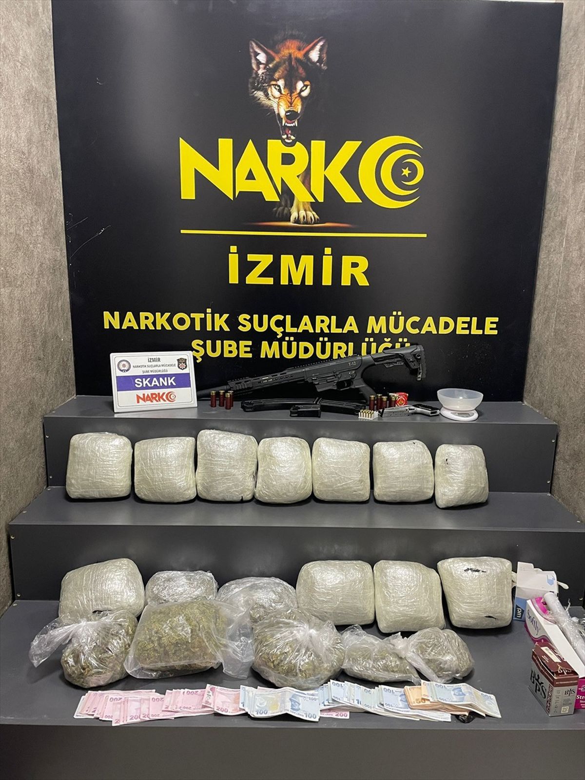 İzmir\'de 8 Kilogram Esrar Ele Geçirildi, 4 Şüpheli Tutuklandı