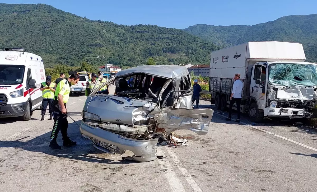 Karabük\'te Kamyonet ile Hafif Ticari Araç Çarpıştı: 4 Yaralı