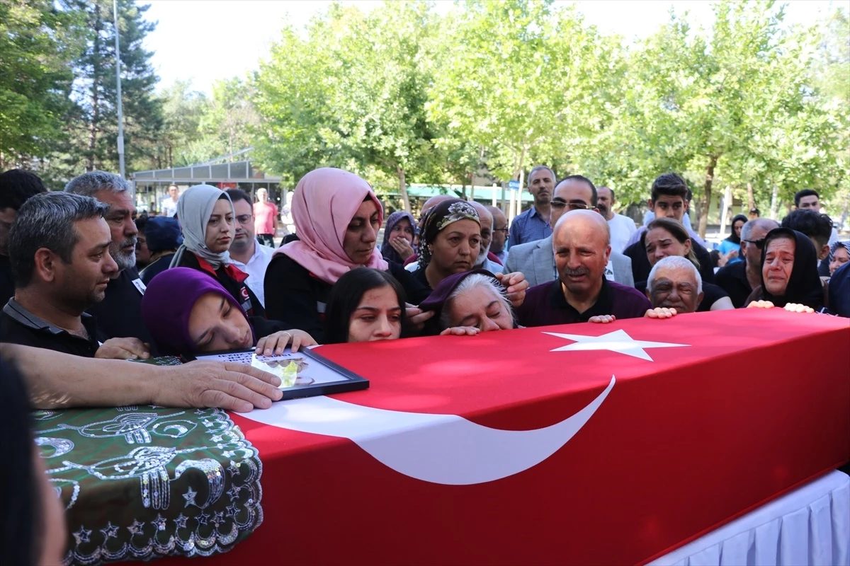 Hakkari\'de bombalı saldırıda hayatını kaybeden gazi İsmet Eraslan toprağa verildi