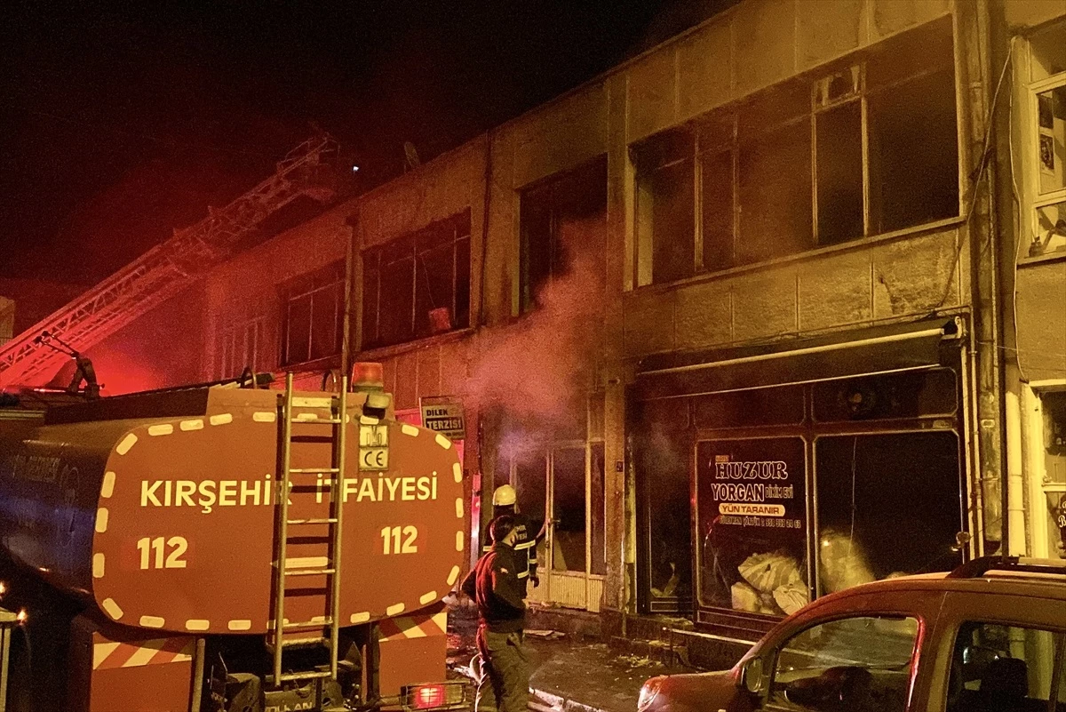 Kırşehir\'de İş Hanında Çıkan Yangında 9 İş Yeri Kullanılamaz Hale Geldi
