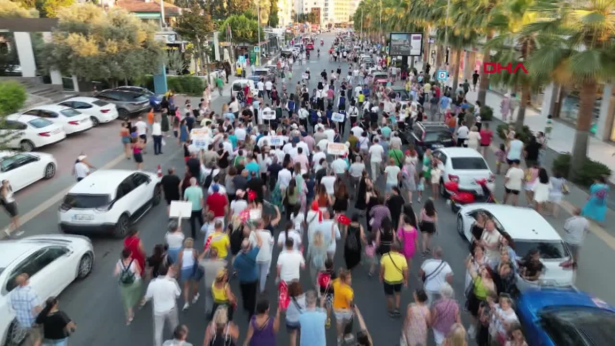 Kuşadası Sokak Festivali Kortej Yürüyüşü Renkli Görüntülere Sahne Oldu