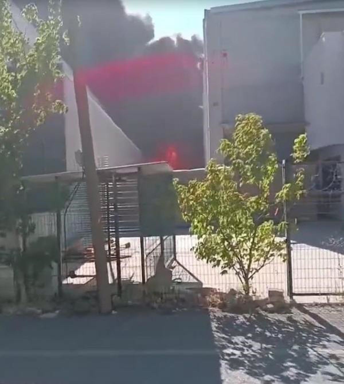 Menemen\'de Geri Dönüşüm Tesisi ve Turşu Fabrikasında Yangın