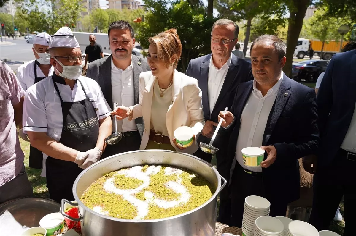 MHP Milletvekili Zuhal Karakoç Dora, Kahramanmaraş\'ta Vatandaşlara Aşure İkramında Bulundu