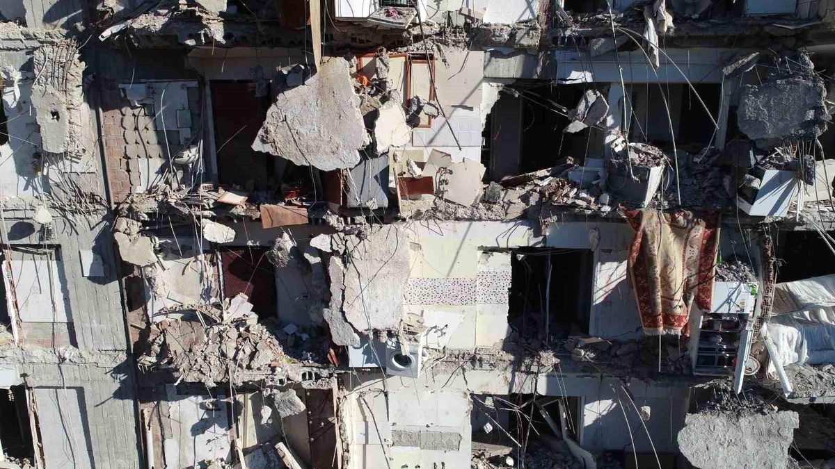 Adana\'da depremde hayatını kaybeden ailenin avukatı enkaz alanına karanfil bıraktı