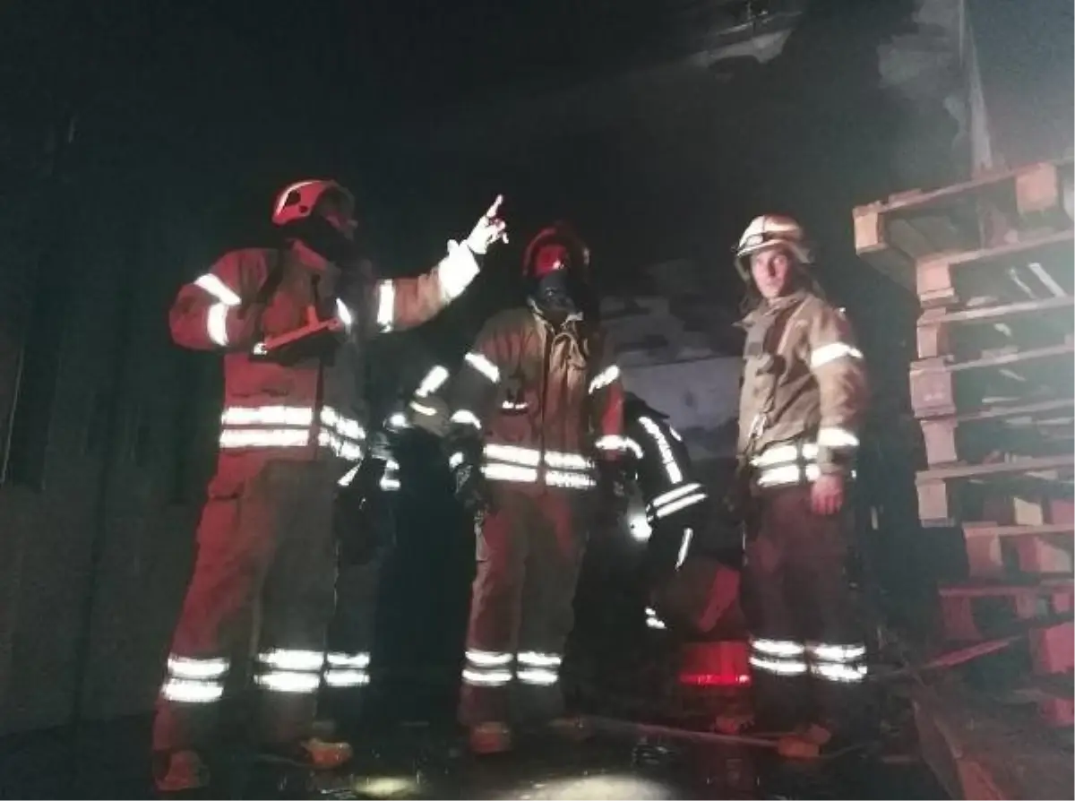 Silivri'de İslak Mendil Fabrikasında Yangın Çıktı