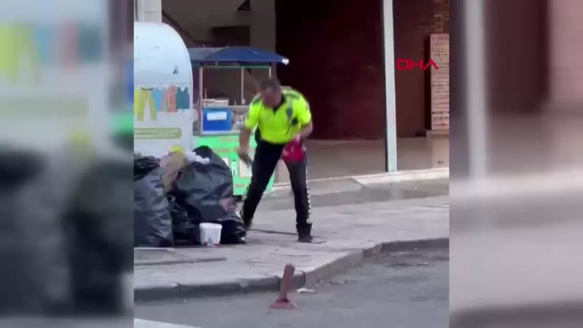 Trafik Polisi, Çöpe Atılan Türk Bayrağını Temizleyerek Polis Aracına Koydu