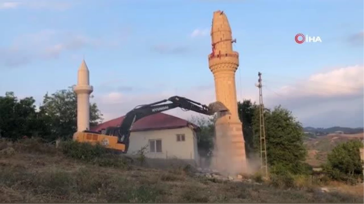 5.5\'lik depremde hasar alan minare halatla yıkıldı