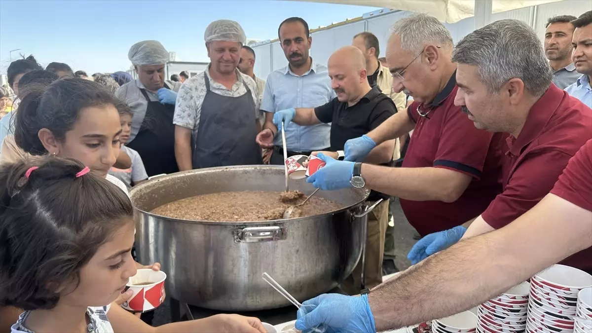 Adıyaman İl Milli Eğitim Müdürlüğü tarafından aşure dağıtıldı