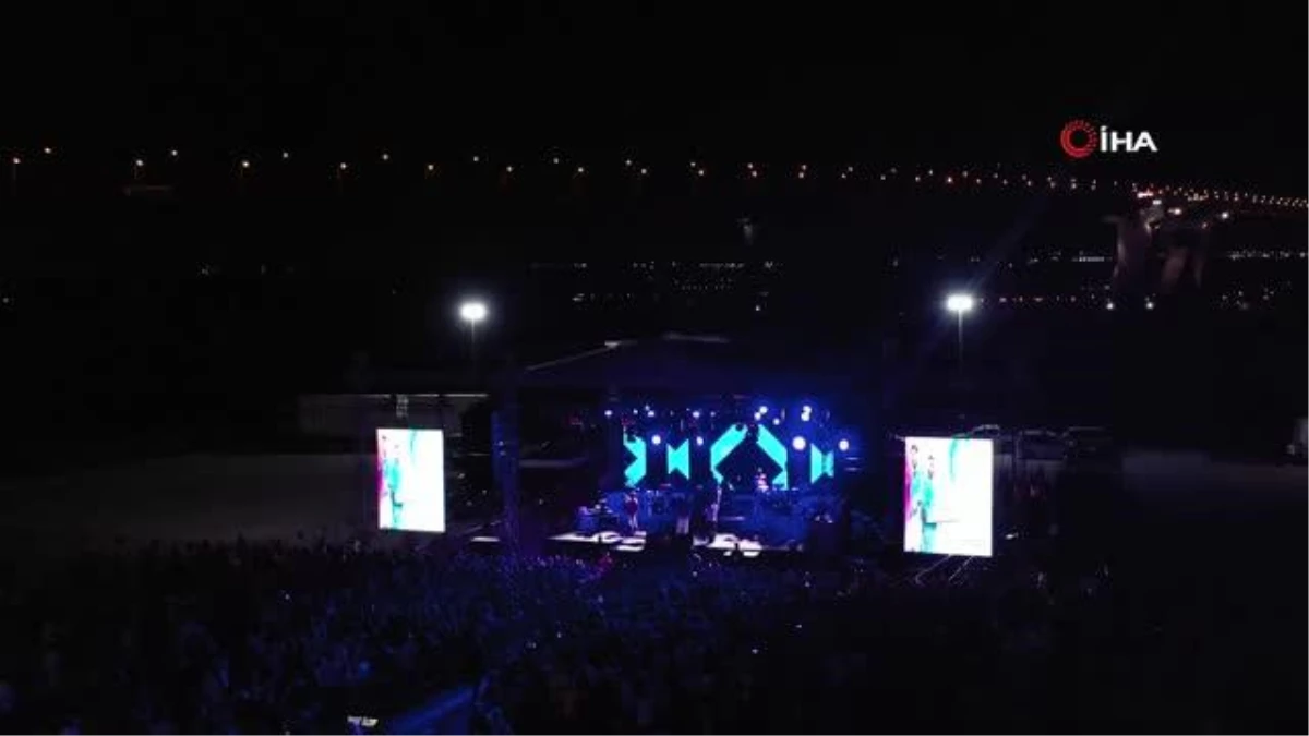 Altınova\'da festival coşkusu Emre Altuğ konseriyle zirveye çıktı