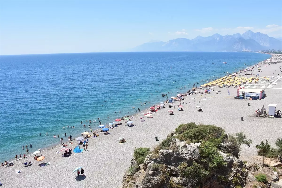 Antalya\'da Sıcak Hava ve Nemle Mücadele