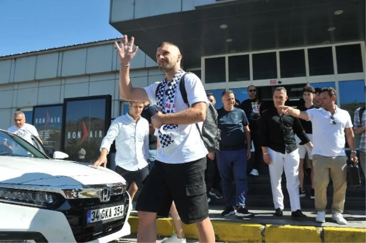 Beşiktaş, Ante Rebic\'i transfer etmek için görüşmelere başladı