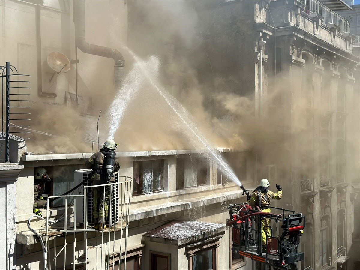 Beyoğlu\'nda restoran binasında çıkan yangın söndürüldü