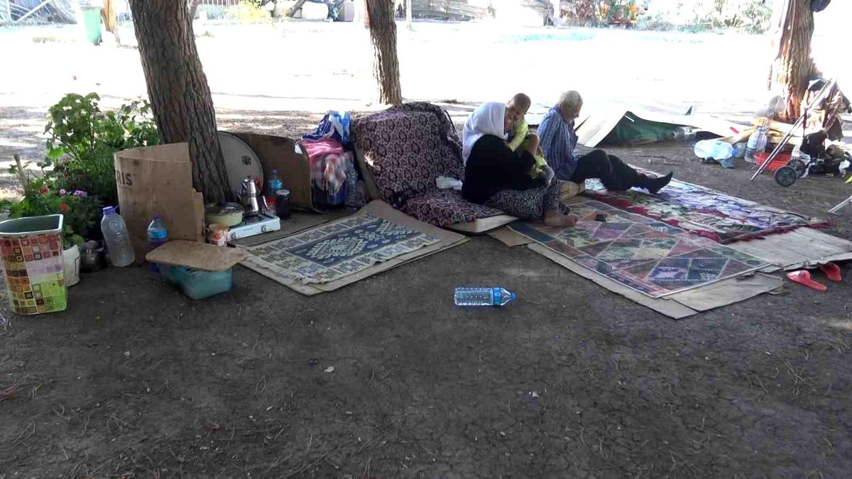 Bursa\'da Kiracılar Evin Anahtarını Alarak Sokağa Atıldı