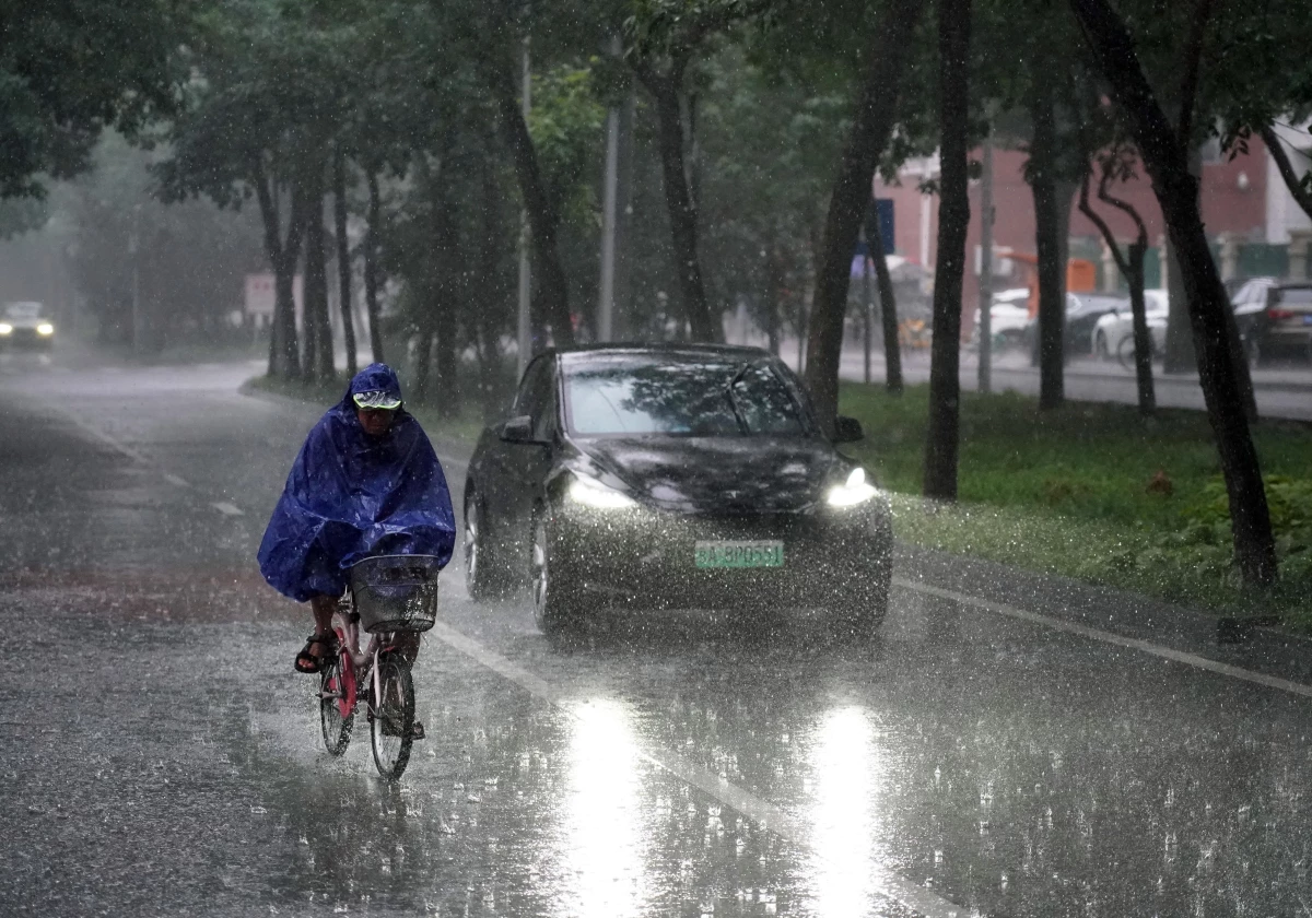 Çin\'in Hebei Eyaletinde Şiddetli Yağışlar Nedeniyle 20.000\'den Fazla Kişi Tahliye Edildi
