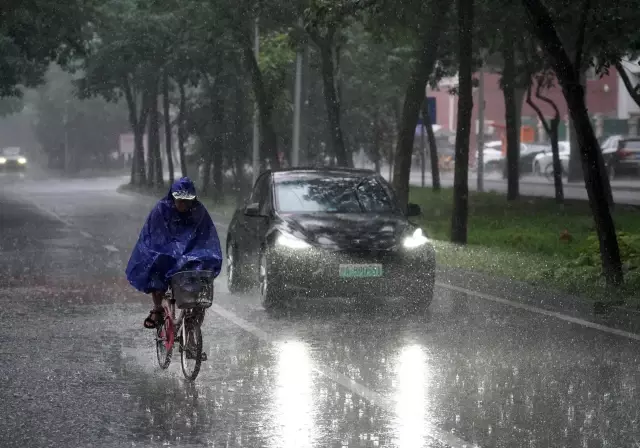 Çin'in Hebei Eyaletinde Şiddetli Yağışlar Nedeniyle 20.000'den Fazla Kişi Tahliye Edildi