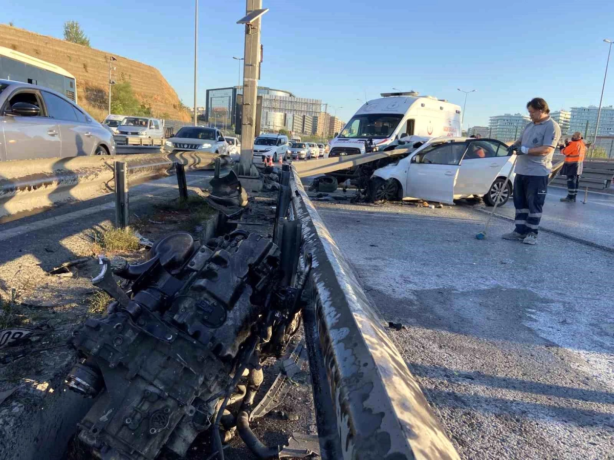 Bakırköy E-5 Karayolu\'nda Otomobil Bariyerlere Saplandı: 1 Ölü