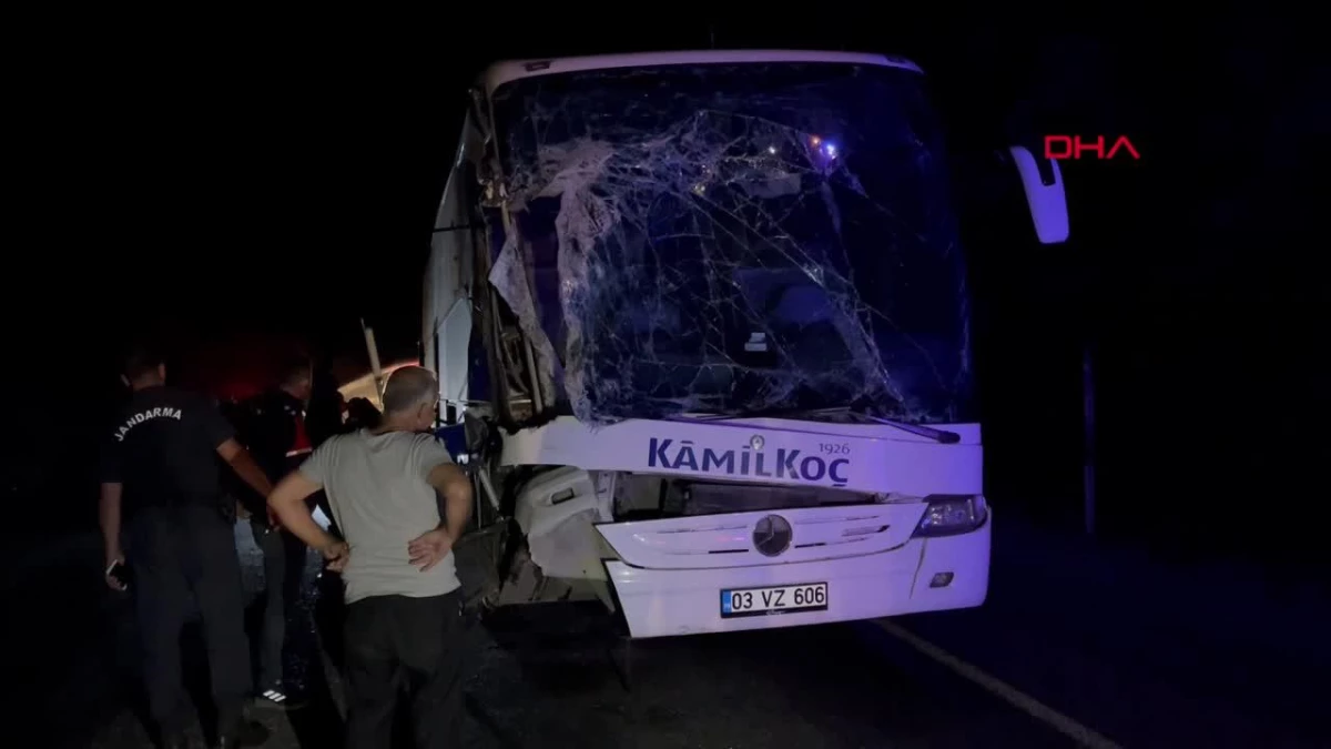 Afyonkarahisar\'da yolcu otobüsü traktöre çarptı: 6 yaralı