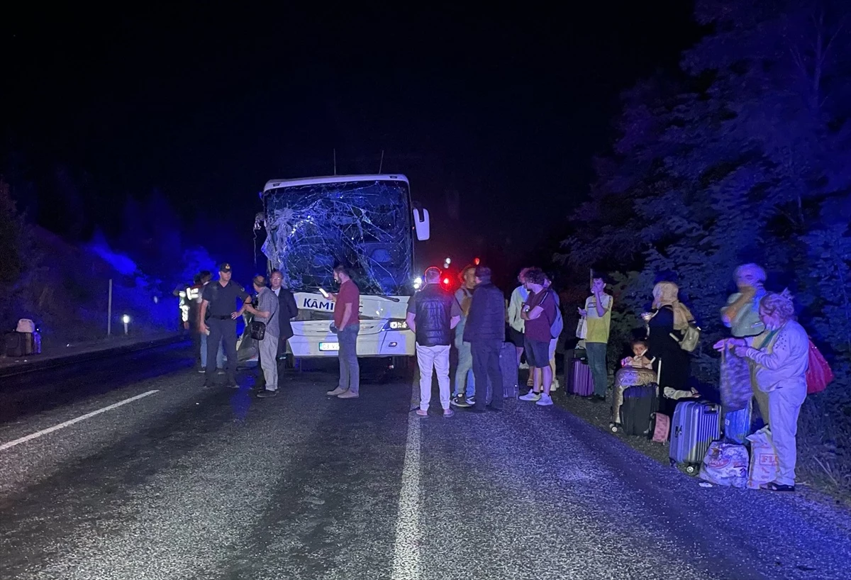 Eskişehir\'de Otobüs-Traktör Kaza: 3\'ü Ağır 6 Kişi Yaralandı