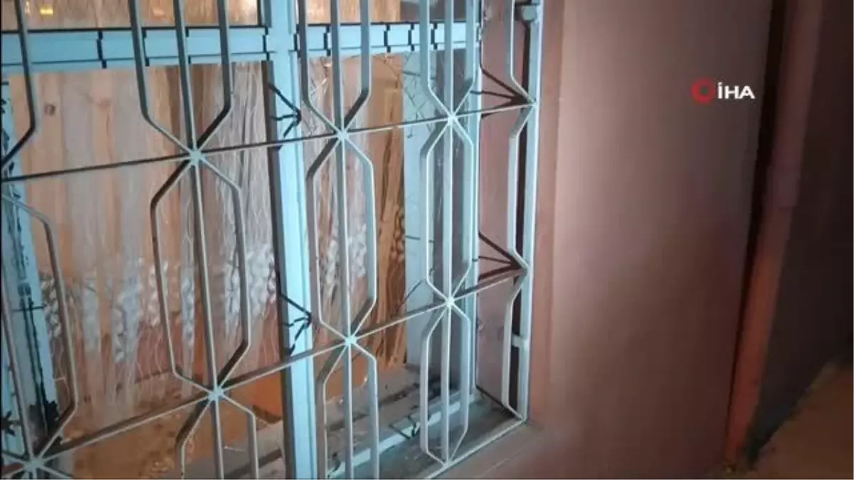 Evin camlarını kabza ile kırdılar havaya ateş edip kaçtılar
