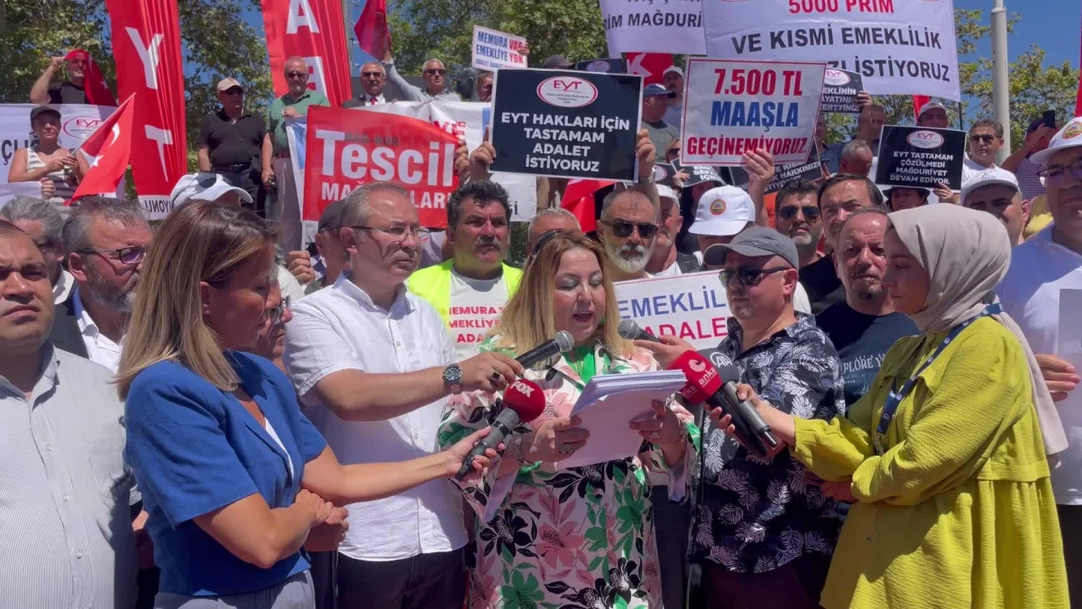 EYT Federasyonu İstanbul\'da düşük emekli maaşlarını protesto etti