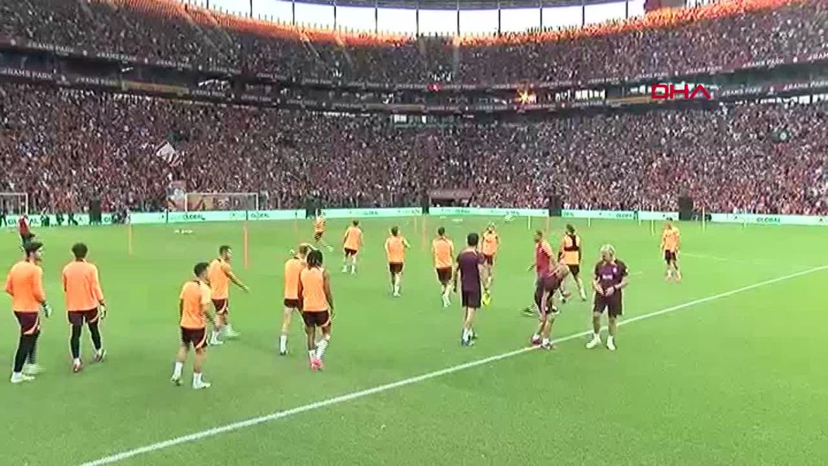 Galatasaray, taraftara açık antrenmanla hazırlıklarını sürdürdü