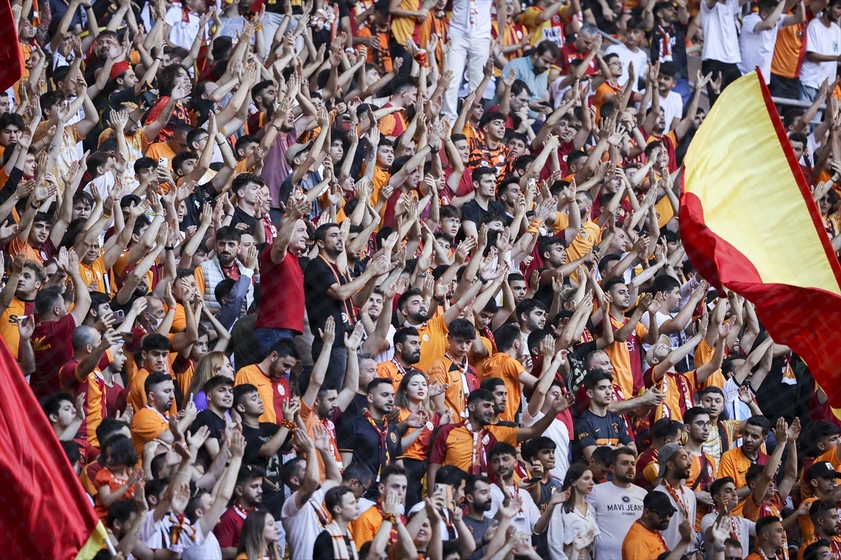 Galatasaray, yeni transferleri için taraftarı önünde imza töreni düzenledi