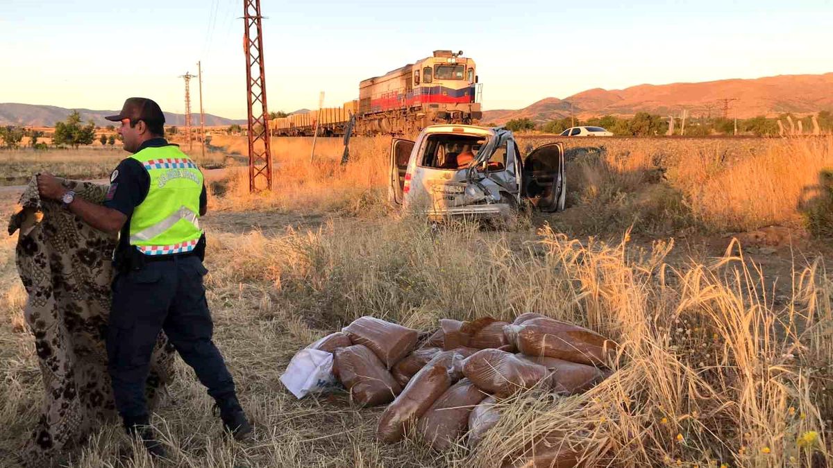 Elazığ\'da Tren Kazası: Yaralı Sürücü, Kaçak Tütünü Saklamaya Çalıştı