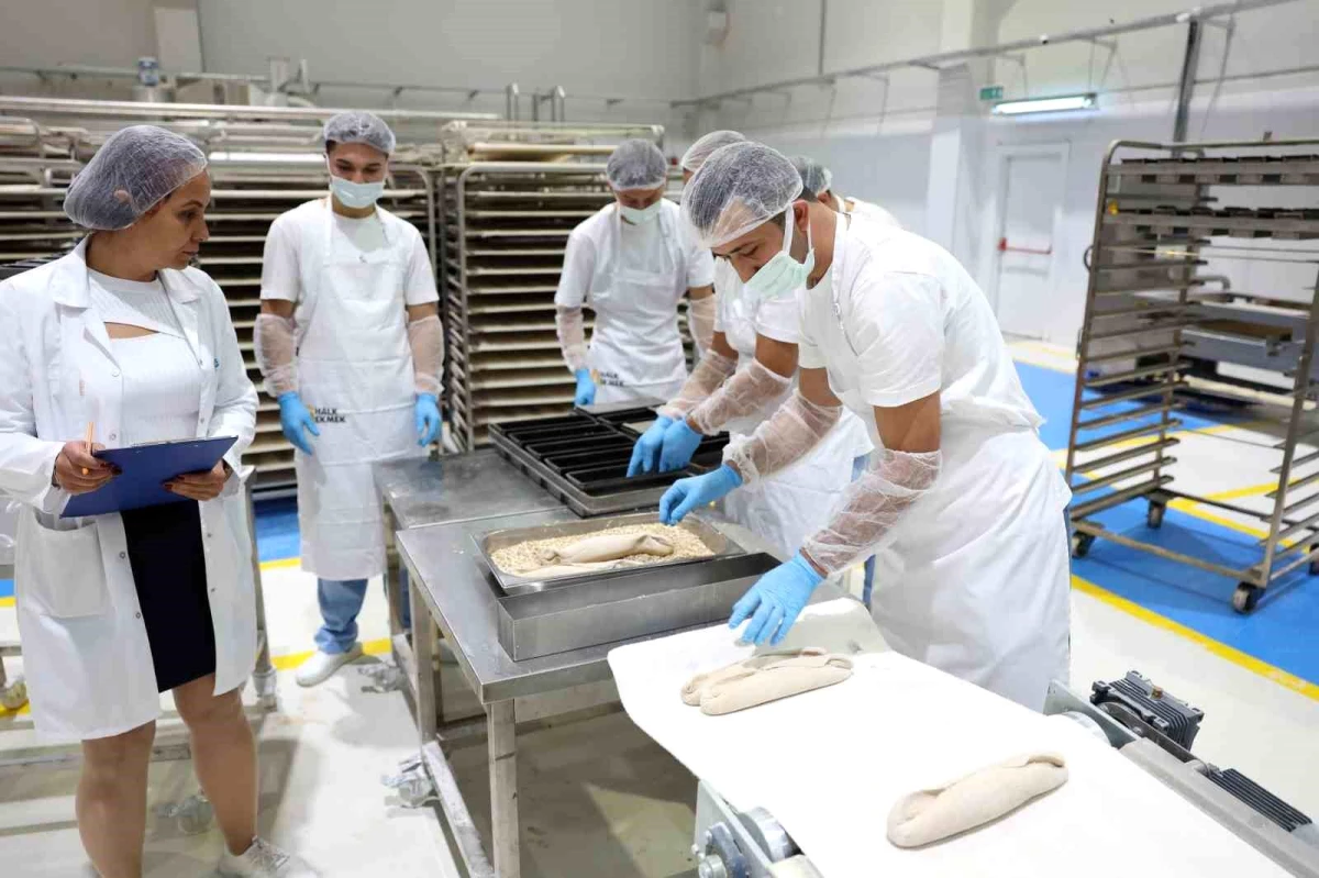 Antalya Büyükşehir Belediyesi\'nin Halk Ekmek Fabrikası 1 yılda 9 milyon ekmeği Antalyalılarla buluşturdu