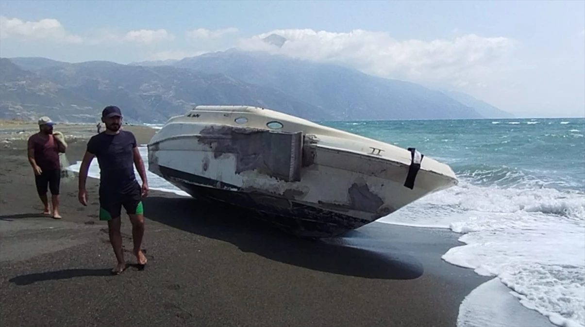 Samandağ\'da Karaya Vuran Tekne İle İlgili Tahkikat Başlatıldı