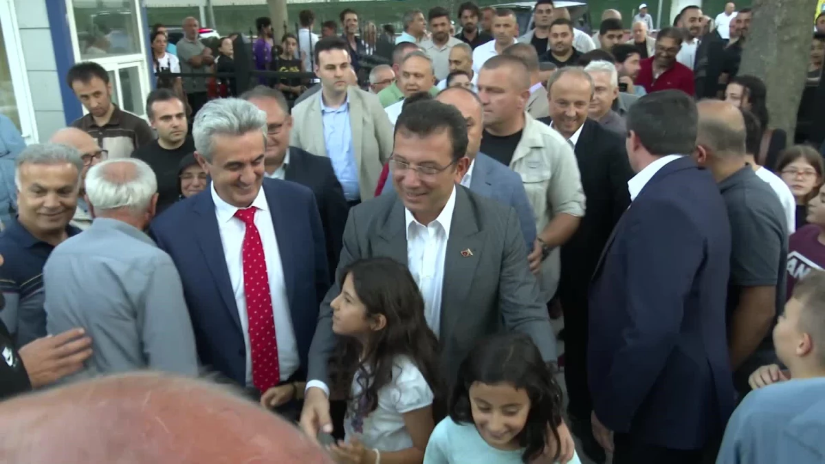 İBB Başkanı Ekrem İmamoğlu, Firuzköy Cemevi\'nde Alevi Vatandaşların Muharrem Matemi Lokmasına Ortak Oldu