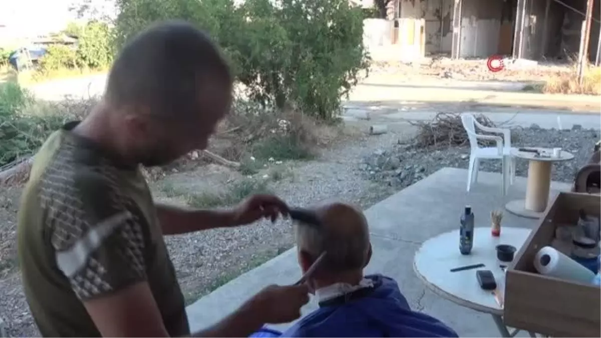 İş yeri yıkıldı, evinin önünde çalışmaya devam ediyor