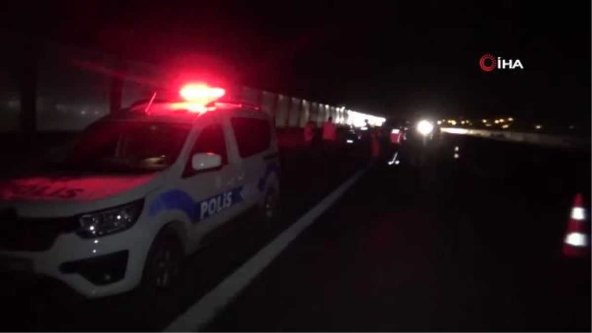 İzmir\'de kamyonet otomobile arkadan çarptı: 1 ölü, 2 yaralı