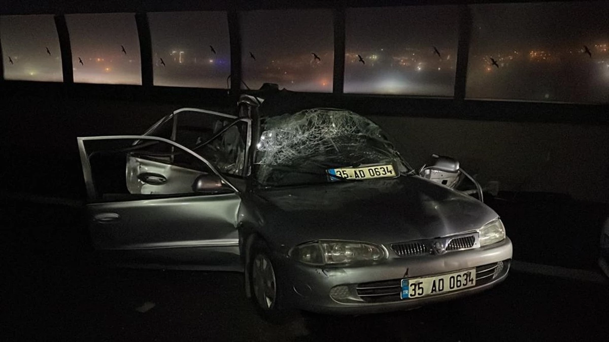 İzmir\'de Kamyonetin Çarptığı Otomobil Sürücüsü Gazi Hayatını Kaybetti