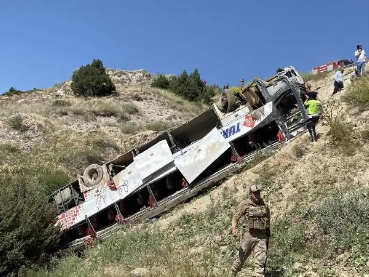 Kars\'ta yolcu otobüsü viyadükten uçtu: 5 ölü, 23 yaralı