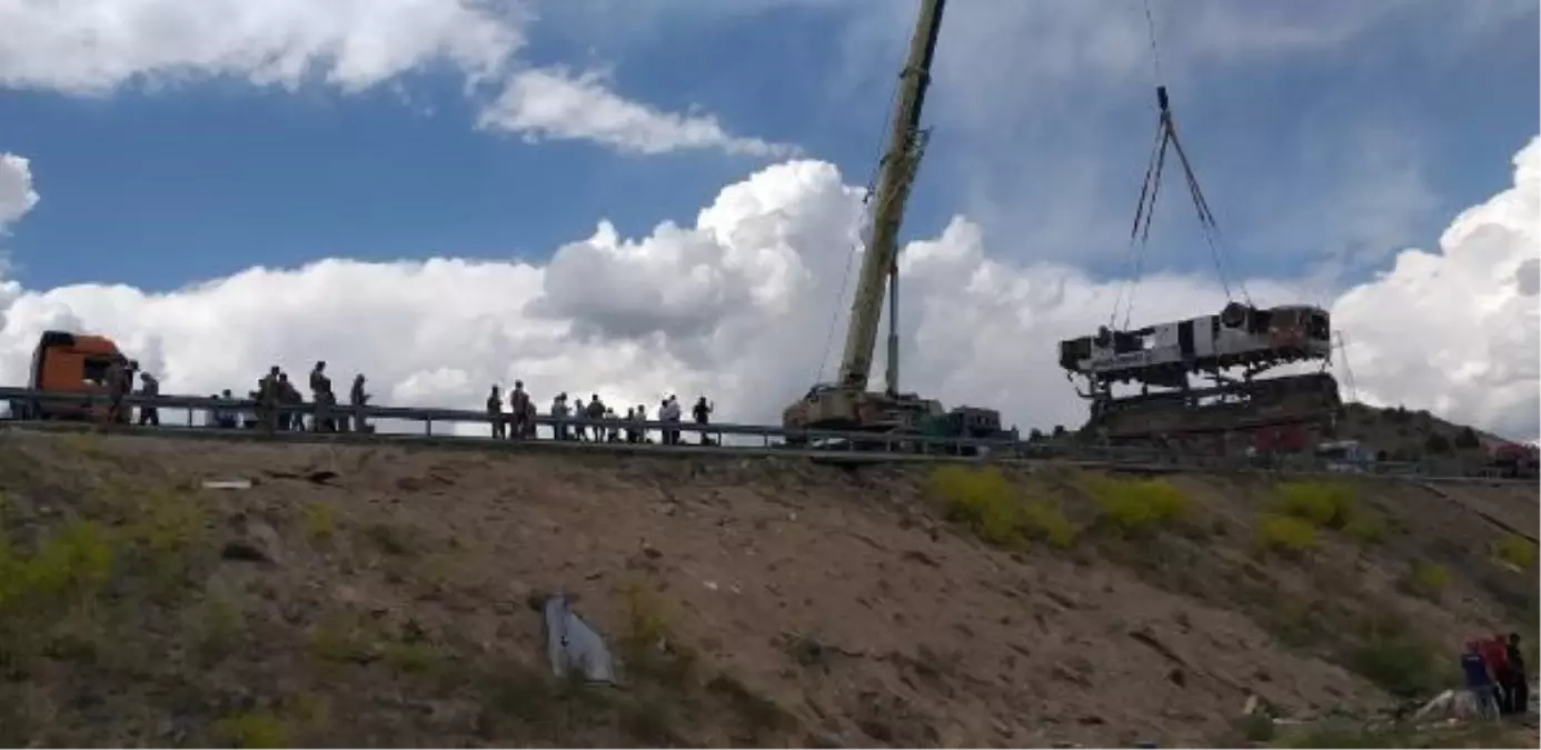 Kars'ta Şarampole Yuvarlanan Otobüs Vinçle Çıkarıldı