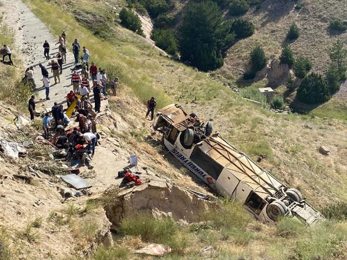Kars\'ta Yolcu Otobüsü Viyadükten Uçtu: Ölü ve Yaralılar Var