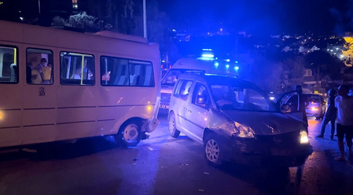 Kuşadası\'nda Otomobil Minibüse Çarptı: Yaralı Sürücü Babasını Arayarak Özür Diledi