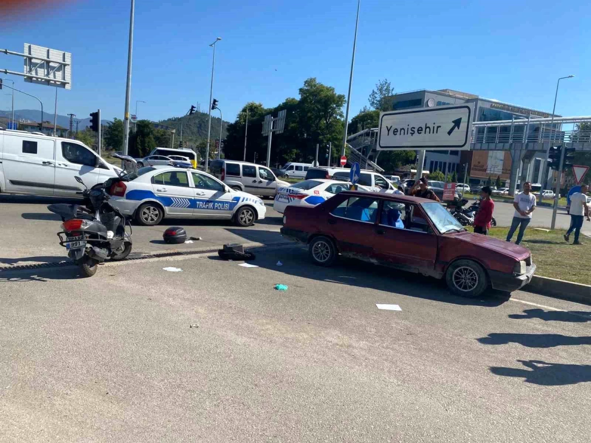 Karabük\'te Kırmızı Işıkta Geçen Otomobilin Çarptığı Motosikletin Sürücüsü Yaralandı