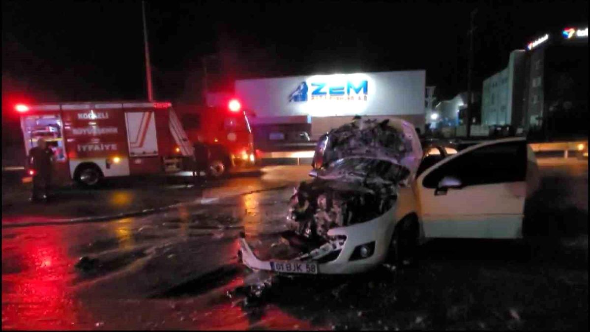 Gebze\'de Kontrolden Çıkan Araç Otomobile Çarptı ve Alev Aldı