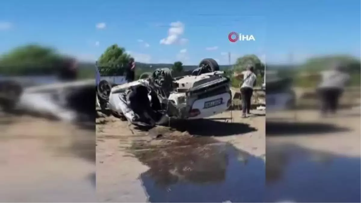 Kontrolden çıkan otomobil tarım aracına ve direğe çarptı: 4 yaralı