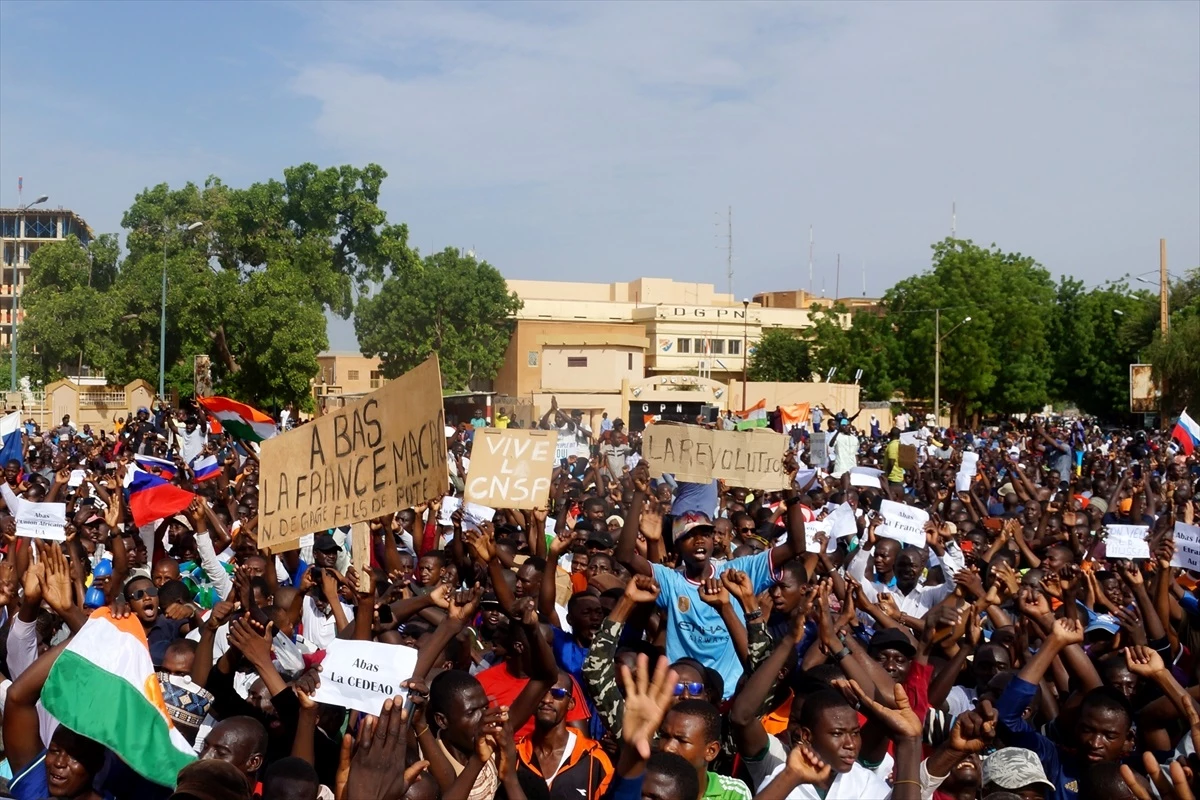 Nijer\'de Darbe Destekçileri Sokaklara Çıktı