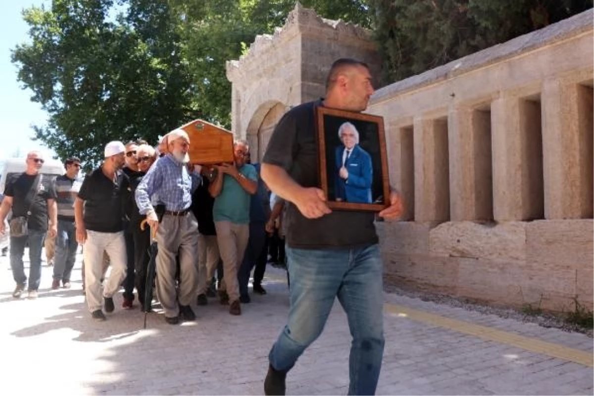 Selimiye Camisi\'nde 41 yıl görev yapan emekli müezzin Nadi Ersoy toprağa verildi