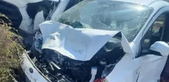 Siirt'te minibüs ile hafif ticari araç çarpıştı: 6 yaralı